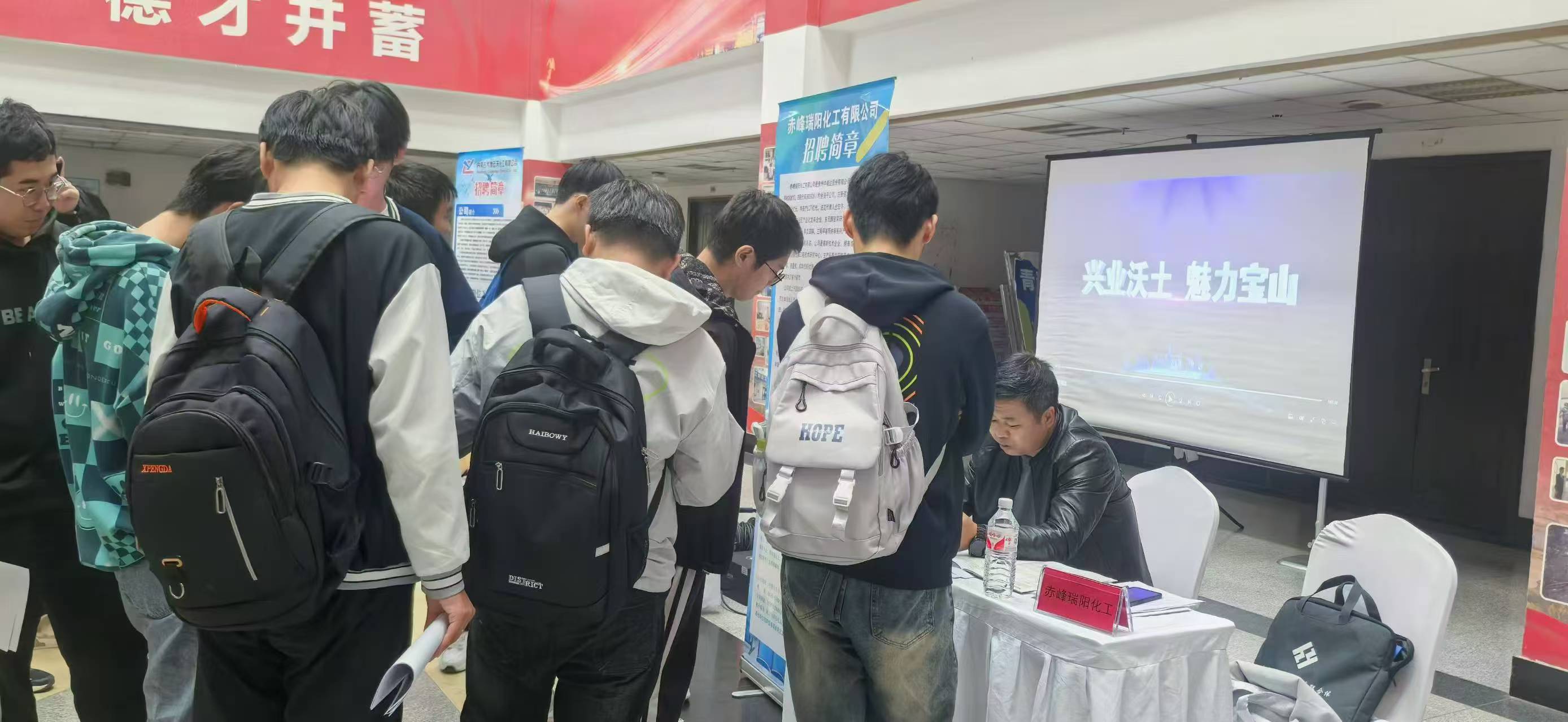 公司參加高校校園專場招聘會